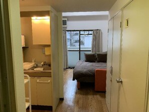 Fridge, microwave, electric kettle, cookware/dishes/utensils - Executive House Takasago (Fukuoka)
