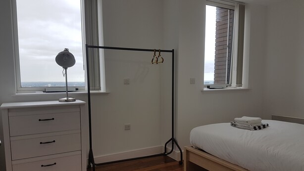 Iron/ironing board, WiFi (free), bed sheets - Metropolitan House 2106 (Birmingham)