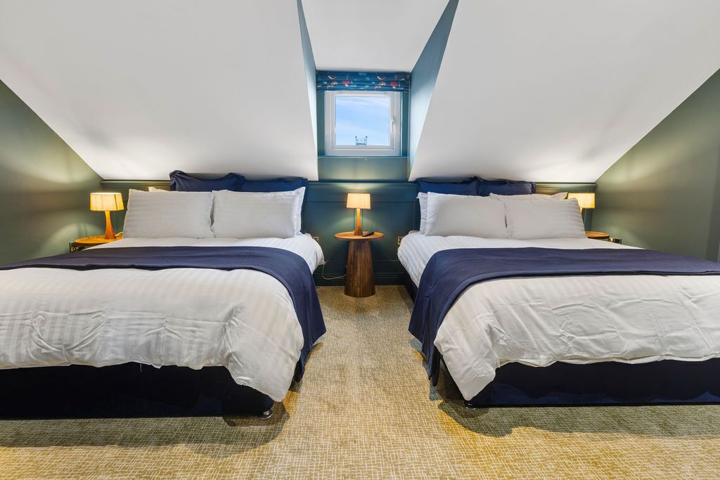 Quarto quádruplo, suíte (Loft Room) | Wi-Fi de cortesia, roupa de cama