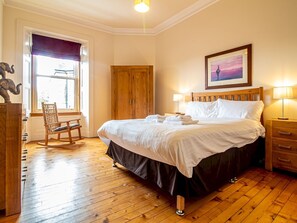 3 bedrooms, iron/ironing board, free WiFi, bed sheets - Beautiful and Bright Georgian Style Morningside Apartment - Pass the Keys (Edinburgh)