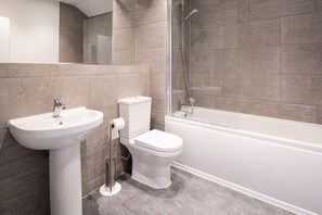 クラシック ダブルまたはツインルーム | バスルーム | ヘアドライヤー、タオル、石鹸、シャンプー