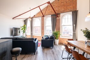Million Pen | Living room | Flat-screen TV