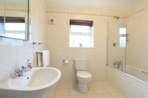 Bañera con ducha, artículos de tocador gratuitos, toallas, jabón
