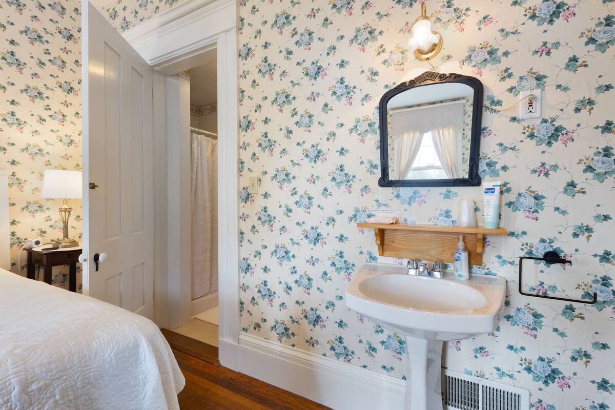 Comfort Single Room, Non Smoking (Room 1, Second Floor) | Iron/ironing board (on request), free WiFi, individually decorated