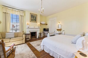 컴포트 싱글룸, 금연 (Room 2, Second Floor) | 각각 다른 스타일의 인테리어, 각각 다르게 가구 비치, 다리미/다리미판, 무료 WiFi