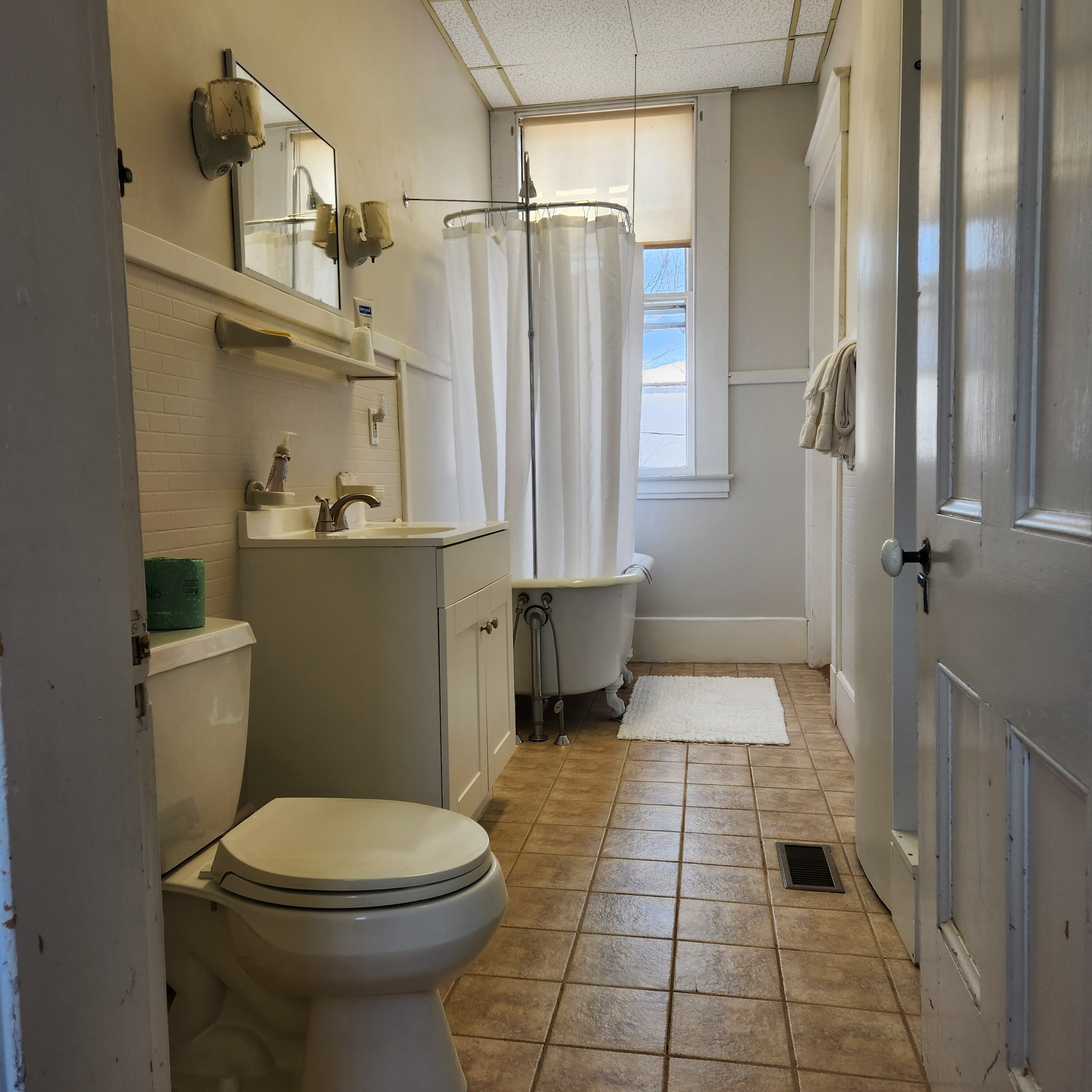 Un baño con inodoro, lavamanos y bañera.