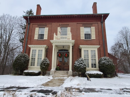 Porche. The Jeremiah Mason House B & B