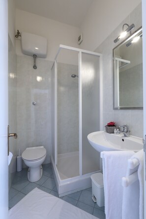 Classic Double Room | Bathroom | Hair dryer, towels, soap, shampoo - Villa Oliveta (San Gimignano)