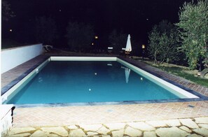 Außenpool (je nach Saison geöffnet), Sonnenschirme, Liegestühle