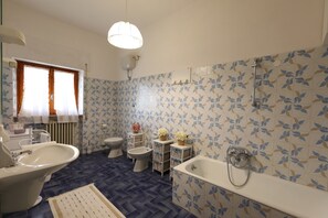 Deluxe-Dreibettzimmer | Badezimmer | Haartrockner, Handtücher, Seife, Shampoo