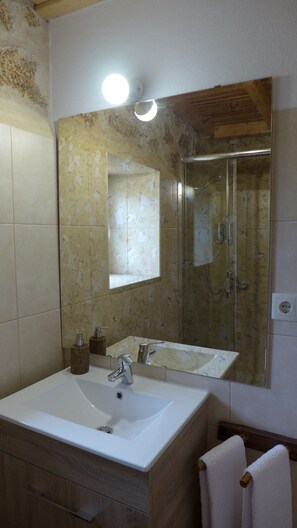 Casa geminada tradicional, 1 quarto, cozinha americana, ao lado da montanha (Oliveira) | Pia do banheiro