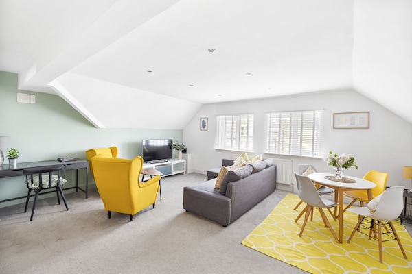 Loft com design assinado, 1 cama de casal e sofá-cama, para não fumantes, vista para a cidade | Área de estar | TV