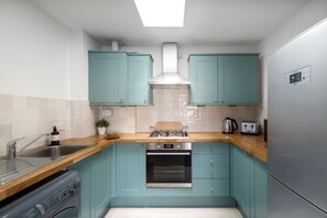 特色樓中樓客房, 1 張標準雙人床和 1 張沙發床, 非吸煙房, 城市景觀 | 私人廚房 | 電冰箱、微波爐、烤箱、爐台