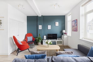 Premier Apartment, 1 Double Bed with Sofa bed, Non Smoking, City View | Living area | TV