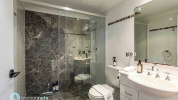 Bathtub, free toiletries, hair dryer, towels