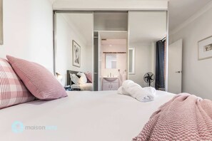 2 bedrooms, desk, iron/ironing board, WiFi - 2BR Central Parramatta Balcony and Parking (Parramatta)