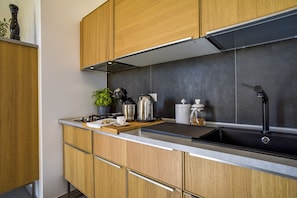 Kühlschrank, Ofen, Wasserkocher mit Kaffee-/Teezubehör, Wasserkocher