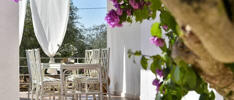 تناول الطعام بالخارج