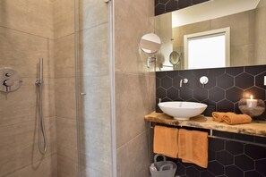 Shower, hair dryer, bidet, towels - Private Villa in Puglia for 4 guests (Polignano a Mare)