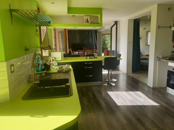 Réfrigérateur, micro-ondes, four, plaque de cuisson