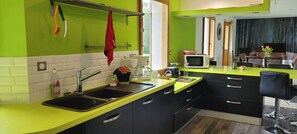 Réfrigérateur, micro-ondes, four, plaque de cuisson