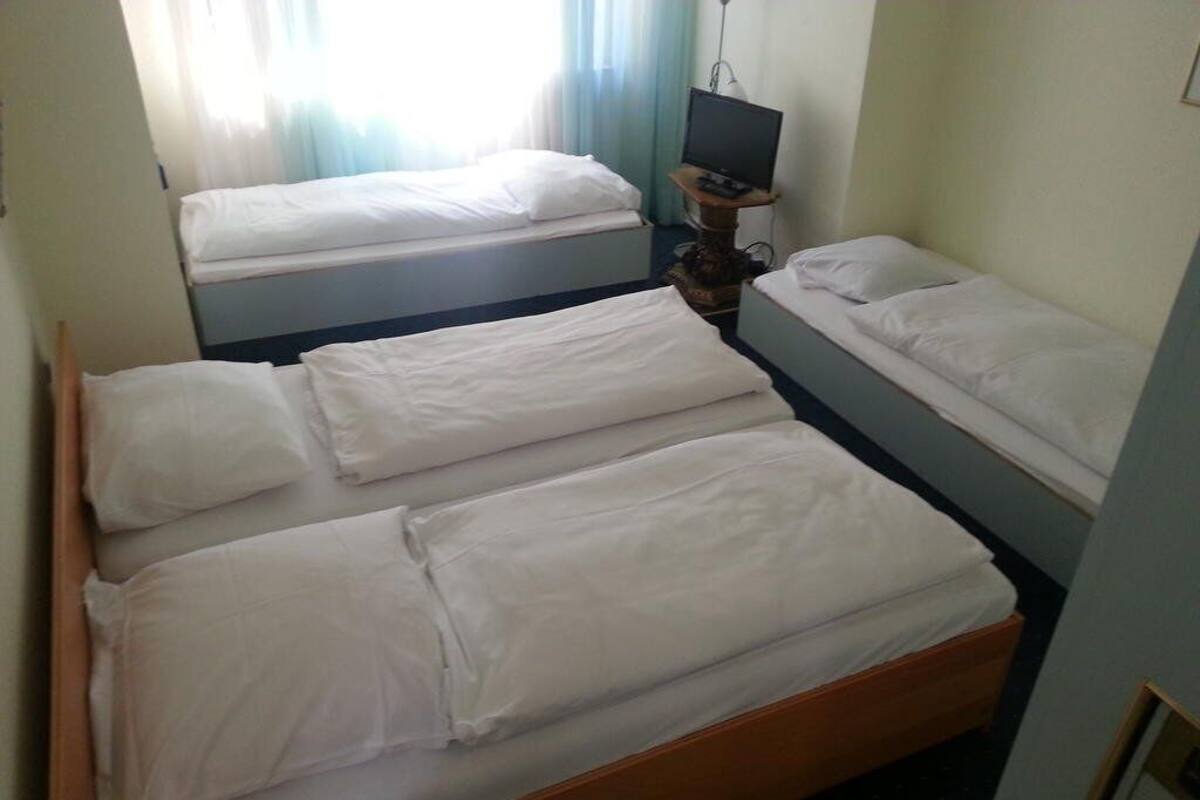 Kamar Quadruple | Minibar, meja kerja, kedap suara, dan setrika/meja setrika