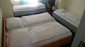 Quadruple Room | Minibar, desk, soundproofing, iron/ironing board