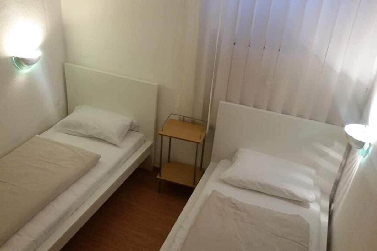 Kamar Twin | Minibar, meja kerja, kedap suara, dan setrika/meja setrika