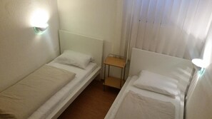 Habitación con 2 camas individuales | Minibar, escritorio, insonorización y tabla de planchar con plancha 
