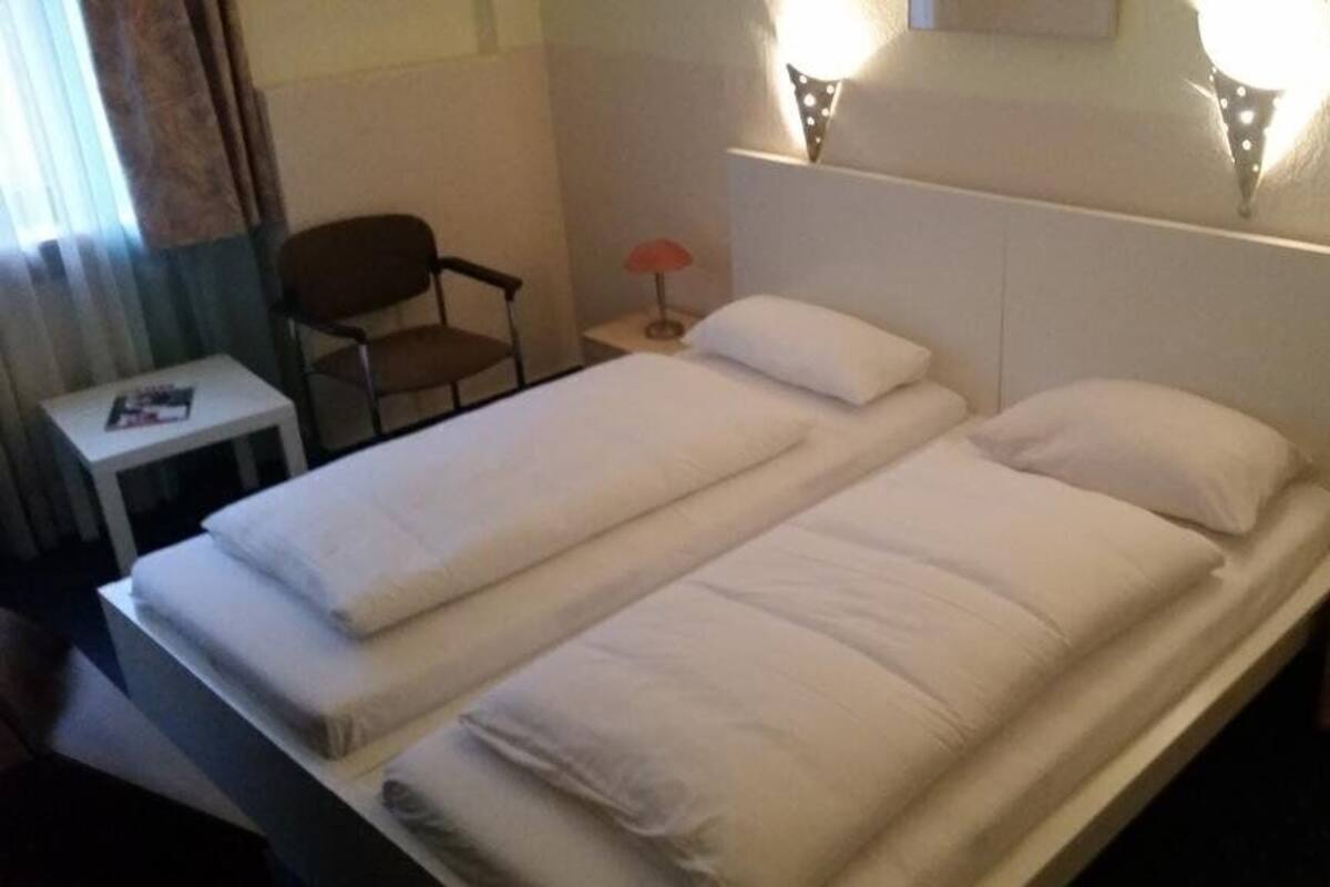 Minibar, meja kerja, kedap suara, dan setrika/meja setrika