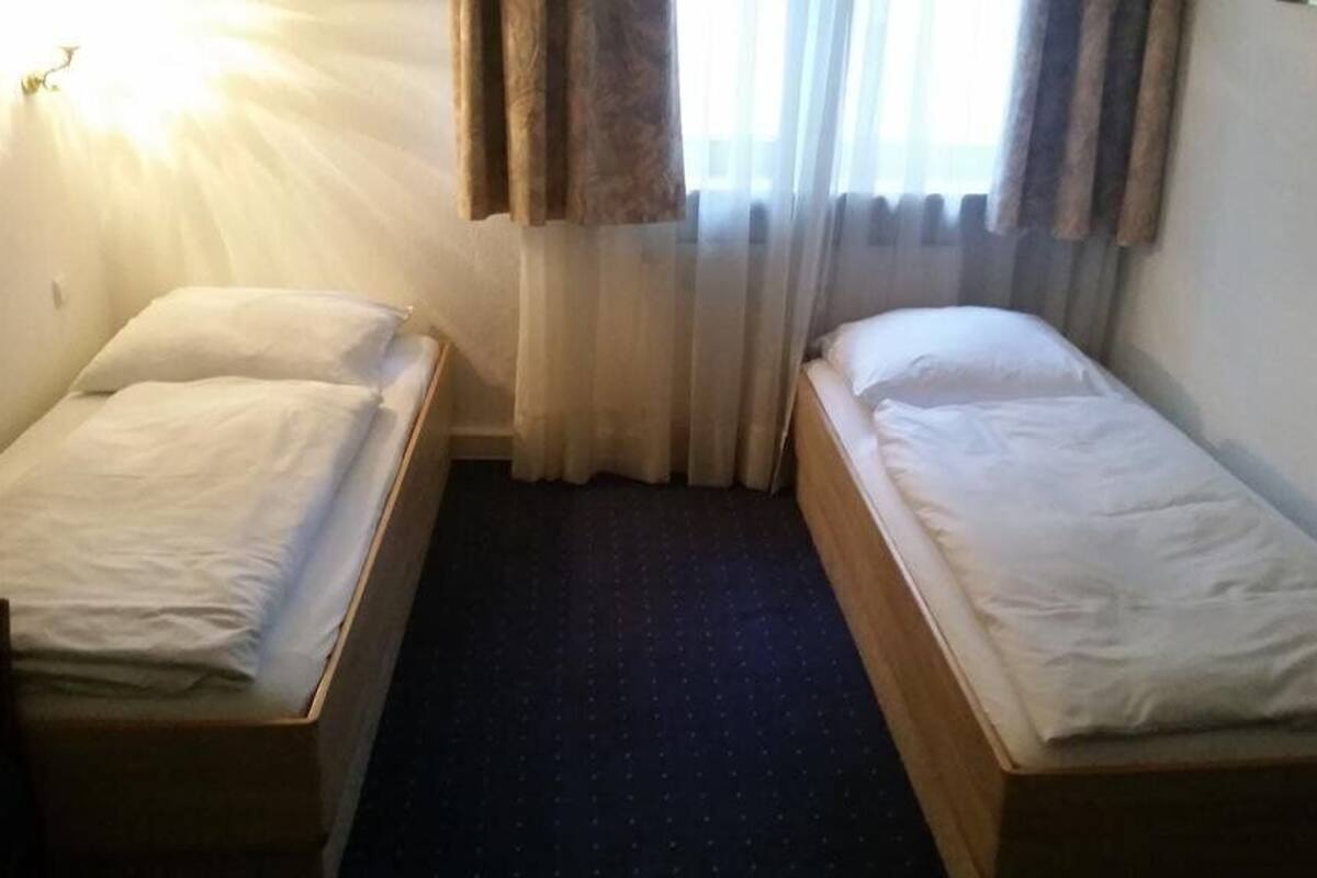 Minibar, meja kerja, kedap suara, dan setrika/meja setrika