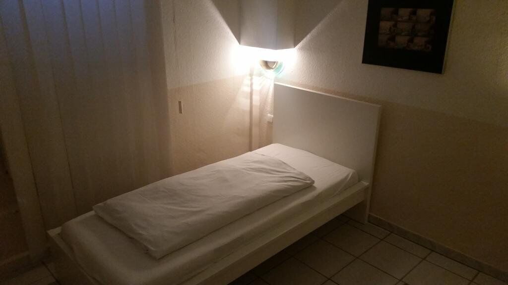 Minibar, escritorio, insonorización y tabla de planchar con plancha 