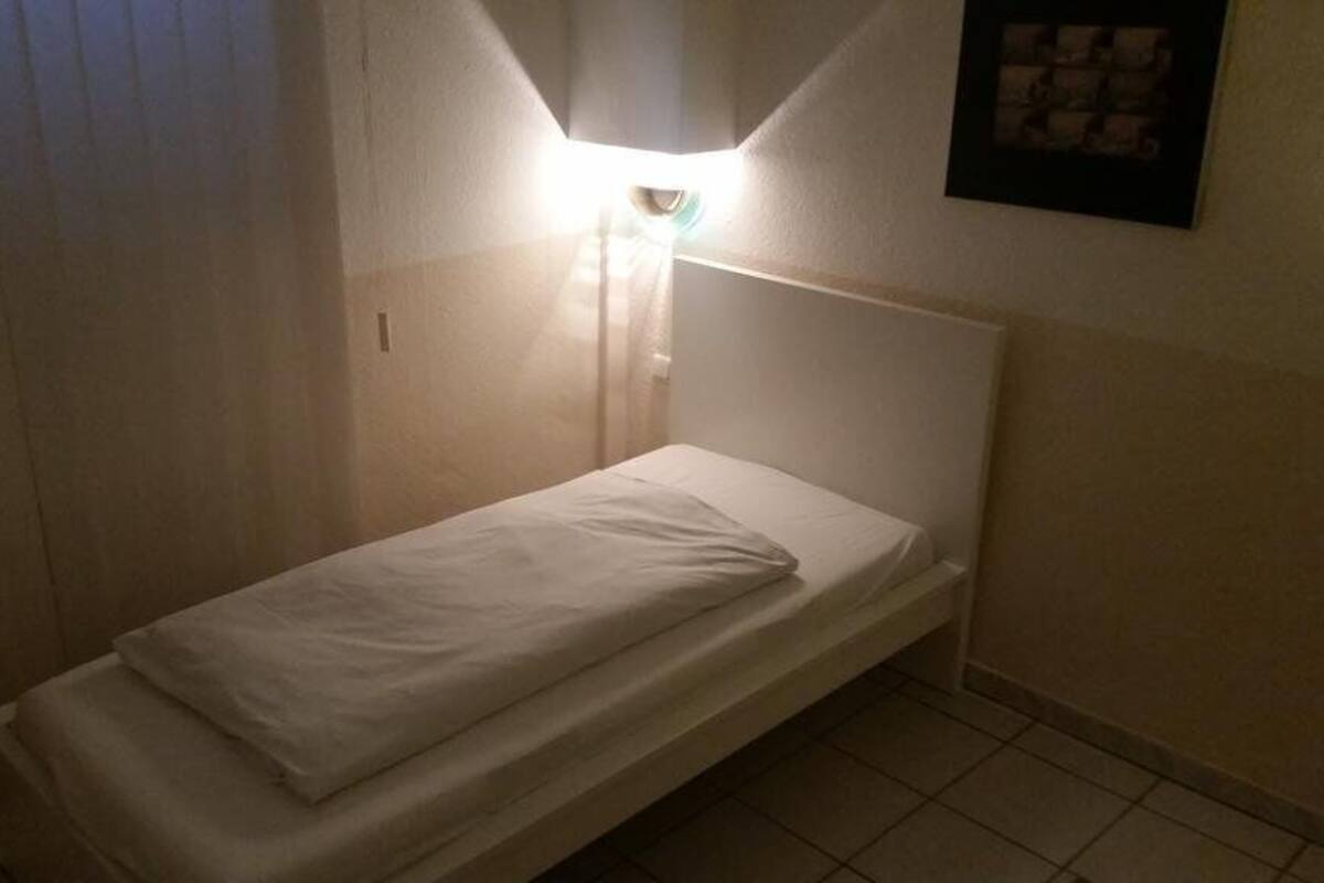 Minibar, meja kerja, kedap suara, dan setrika/meja setrika