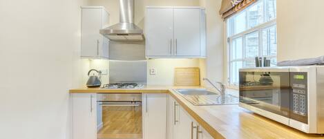 Kühlschrank, Mikrowelle, Ofen, Wasserkocher mit Kaffee-/Teezubehör
