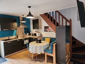 Réfrigérateur, micro-ondes, four, plaque de cuisson