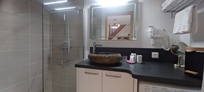 Een douche, een haardroger, handdoeken, zeep
