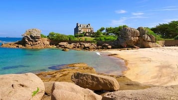 Plage à proximité, chaises longues