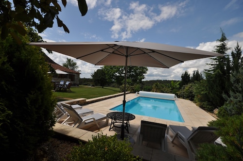 Merkkimökki upealla näköalalla ja oma uima-allas.