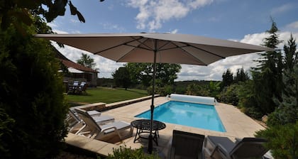 Merkkimökki upealla näköalalla ja oma uima-allas.