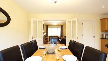 House | 4 bedrooms, premium bedding, individually decorated