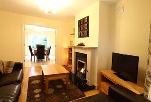 独立别墅 | 客厅 | 平板电视、DVD 播放器