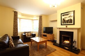 独立别墅 | 客厅 | 平板电视、DVD 播放器