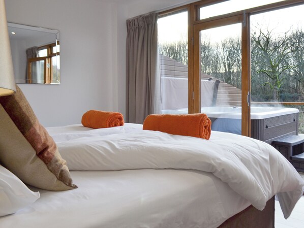 4 室のベッドルーム、WiFi (無料)、ベッドシーツ