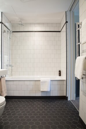 Design Apartment | Bathroom | Combined shower/tub, deep soaking tub, rainfall showerhead - London Islandic One Excel - O2 - Parking (London)