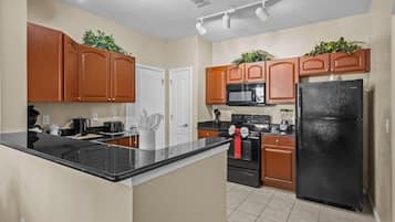 冰箱、微波炉、烤箱、炉灶