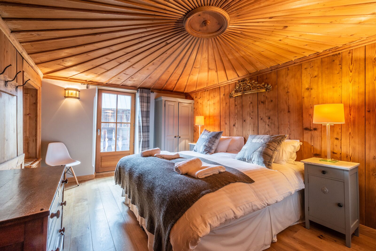 6 bedrooms, soundproofing, Internet, bed sheets