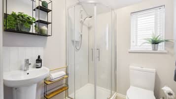 Design Apartment, 1 Double Bed, Non Smoking | Bathroom | Shower, free toiletries, hair dryer, towels
