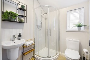 Design Apartment, 1 Double Bed, Non Smoking | Bathroom | Shower, free toiletries, hair dryer, towels - 88A Albany Road (Cardiff)