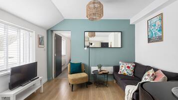 Design Apartment, 1 Double Bed, Non Smoking | Living room | TV