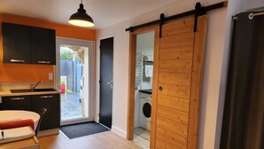 Una cocina moderna con un amplio puerta corrediza que da a un área de lavandería.
